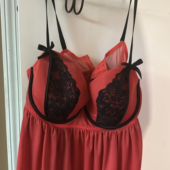 Coral and black camisole. - Picture 3 of 4